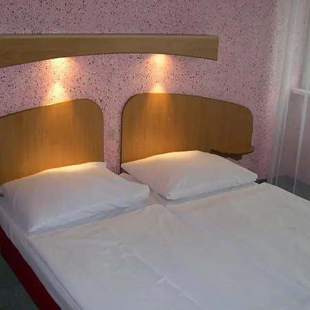 فندق Garni Junior 3*